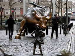 Estatua de La niña sin miedo Estatua de La niña sin miedo