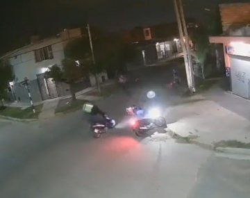 Picada de motos deja gravemente herido a un delivery