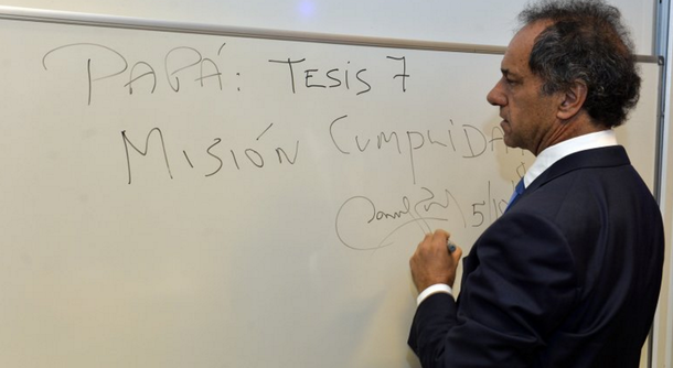 Daniel Scioli el día que rindió su última materia