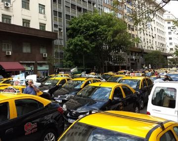 Los taxistas protestan por Uber y cortan Juan B Justo y Álvarez Jonte