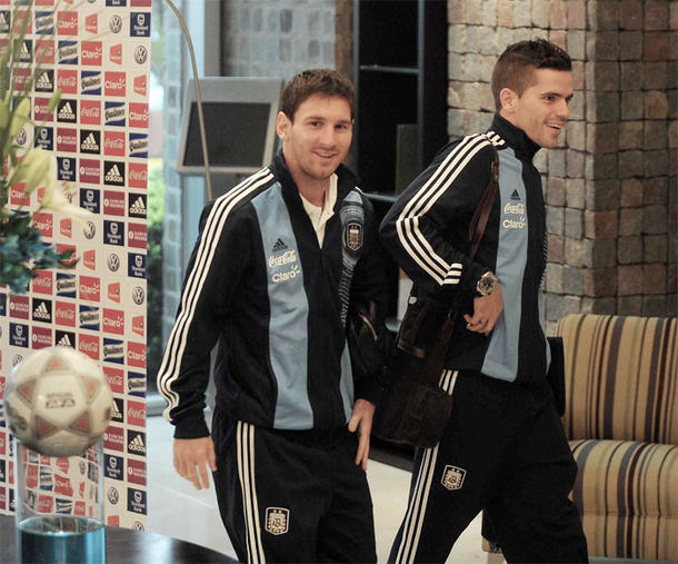 Gago: No podemos jugar sólo a darle la pelota a Messi