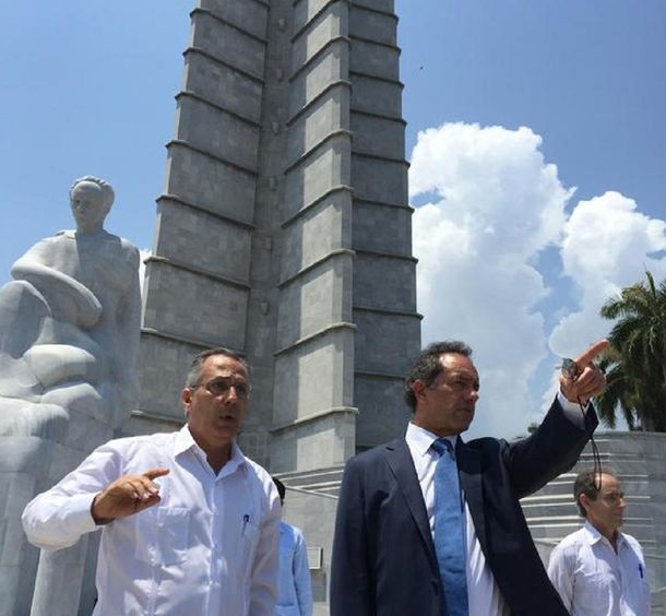 A través de Twitter, Scioli cuenta el minuto a minuto de su visita a Cuba