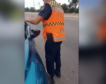 Video: una mujer pisó el pie de un policía con un auto