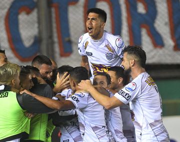 Estudiantes de Buenos Aires aplastó a Tigre