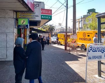 Un grupo comando robó un camión blindado con $3 millones en la puerta de un banco
