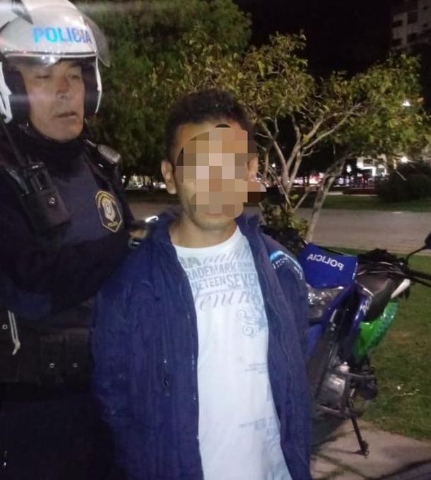 Femicidio en Ensenada: mató a una mujer de 25 años a puñaladas frente a su hijo