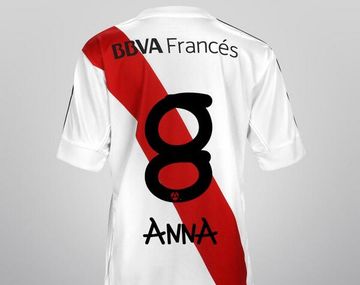 Una chica con una discapacidad diseñó una camiseta para River