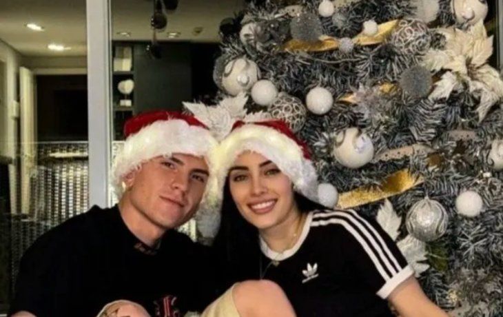 Barco sorprendió con su nuevo tatuaje, en una foto navideña con su novia