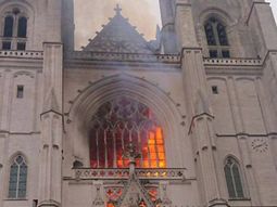 Susto en Nantes por un incendio en su histórica catedral: creen que fue intencional
