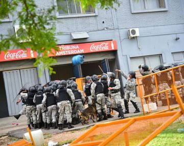 Suspendieron el clásico uruguayo: hinchas de Peñarol tiraron garrafas