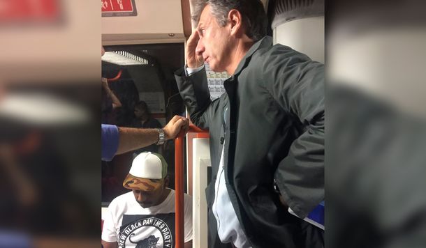 ¿Mauricio viaja en subte? Furor en redes por la foto de un falso Macri en la línea B