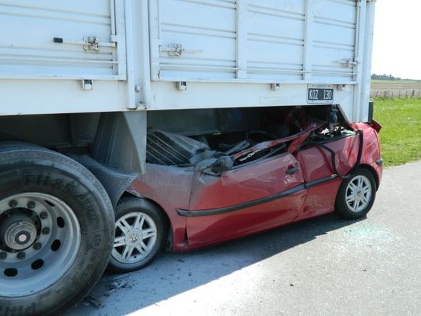 Dos muertos por fuerte choque entre un auto y un camión en Castelli