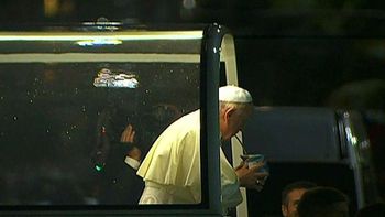 francisco tomo mate durante su recorrida por copacabana francisco tomo mate durante su recorrida por copacabana