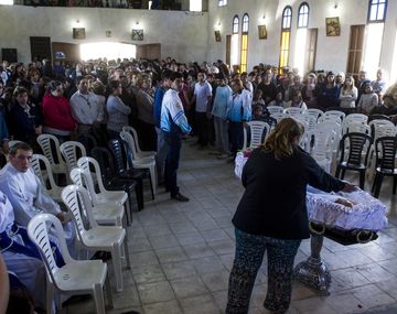 Miles se acercaron a despedir los restos del cura Viroche