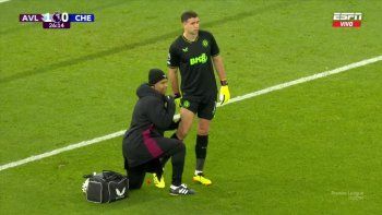Preocupación por el Dibu Martínez: salió lesionado en el partido de Aston Villa con Chelsea