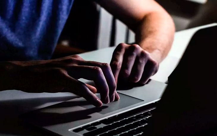 Acusan a un hombre de abusar sexualmente de 112 niñas de todo el mundo por internet