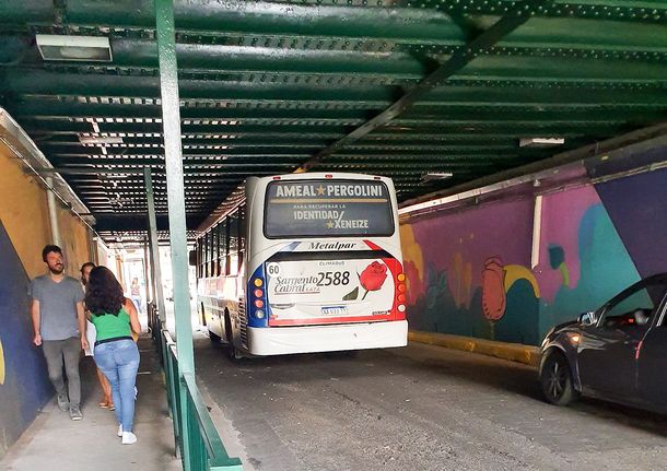 ¡Insólito! Un colectivo de la línea 136 se quedó trabado en un túnel