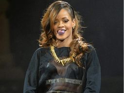 polemica cantante realizo gestos obscenos arriba del escenario polemica cantante realizo gestos obscenos arriba del escenario