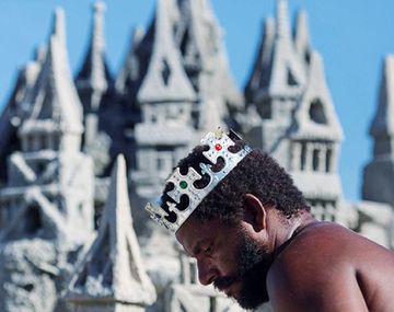 Se convirtió en el Rey de la playa después de vivir 22 años en un castillo de arena