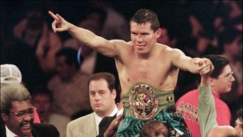 Julio César Chávez pierde su invicto un 29 de enero de 1994, luego de 89 victorias en 90 combates, ante el estadounidense Frankie Randall. Julio César Chávez pierde su invicto un 29 de enero de 1994, luego de 89 victorias en 90 combates, ante el estadounidense Frankie Randall.