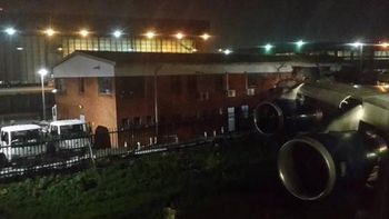 un avion choco contra un edificio en un aeropuerto un avion choco contra un edificio en un aeropuerto
