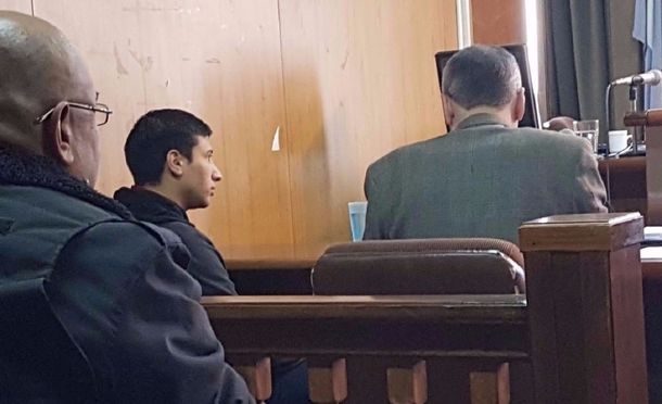 Nahuel Roldán en tribunales escuchando la decisión de los jueces