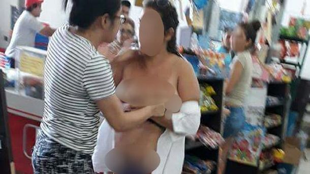 Mujer es desvestida por dueña de supermercado chino
