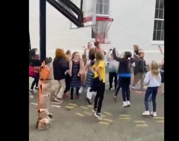 El festejo viral de los chicos con la maestra basquetbolista