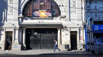 mata de un tiro a un chico afuera de un boliche y atropella a una pareja al huir mata de un tiro a un chico afuera de un boliche y atropella a una pareja al huir