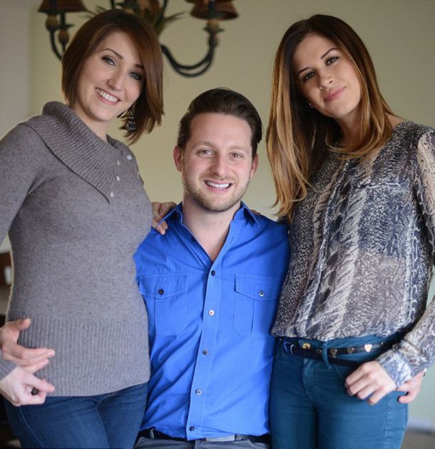 La increíble historia de un hombre que vive con sus dos novias