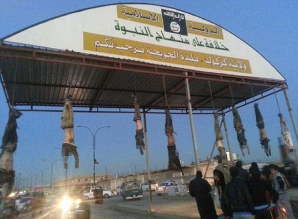 ISIS colgó ocho cuerpos de iraquíes y los exhibió durante horas