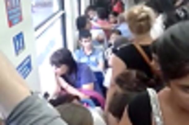 Violenta reacción de una mujer con un bebé en brazos al reclamar un asiento