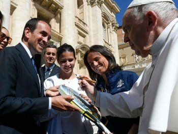 Francisco firmó una paleta de pádel para un remate solidario