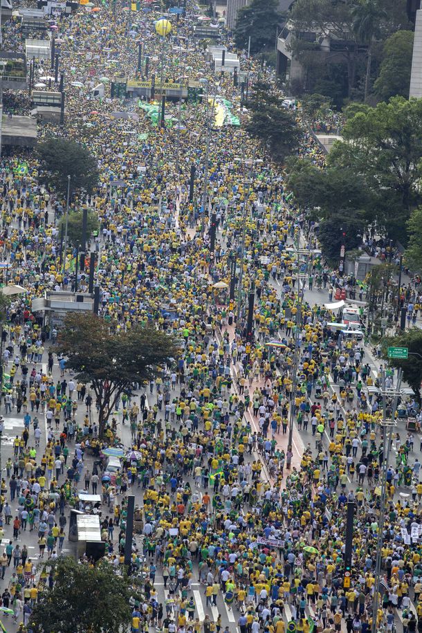 Multitudinarias marchas en Brasil a favor y en contra del gobierno de Rousseff