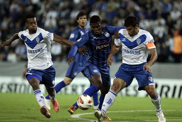 Vélez enfrenta a Emelec en Montevideo