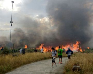 Vecinos combaten el fuego en Cariló