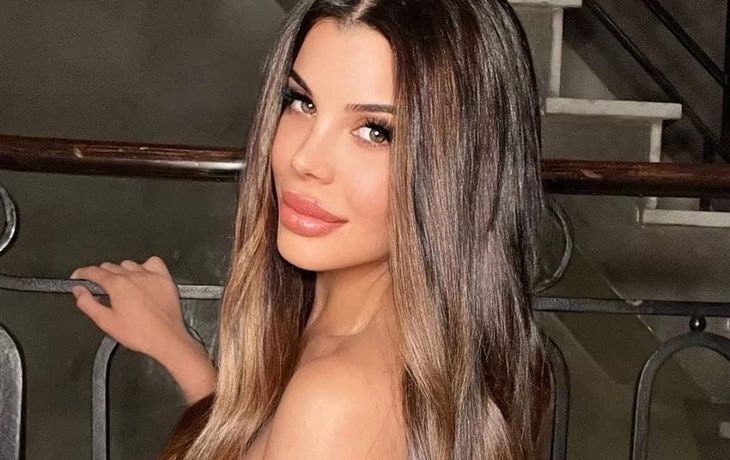 La foto de Charlotte Caniggia en microbikini, al borde de la censura