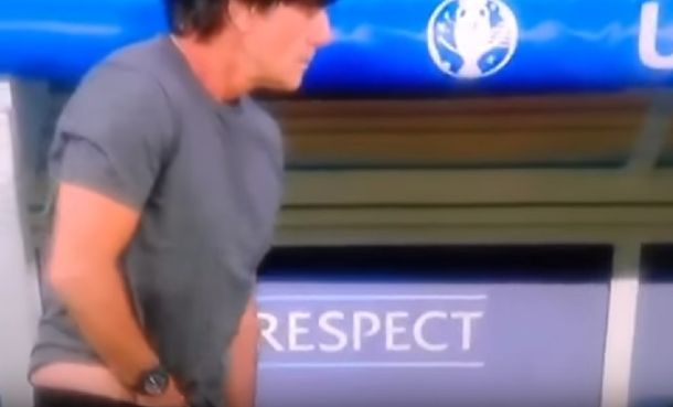 VIDEO: Después de la nariz, ahora Löw mete su mano en la cola y en la pelvis