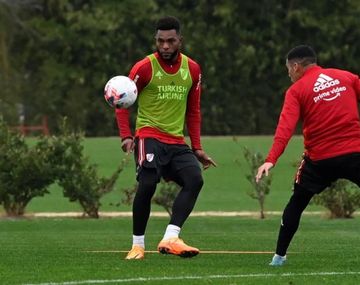 Miguel Borja abandonó la práctica y encendió las alarmas en River