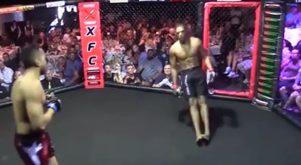 Un luchador de la MMA se desmayó en el primer asalto.