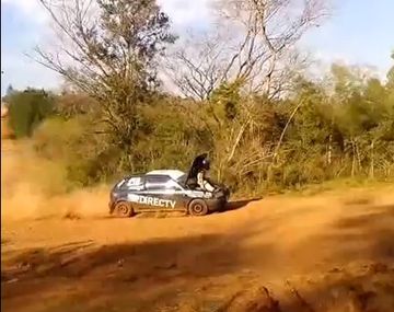 Se quedó sin acelerador y terminó con el copiloto en el capó