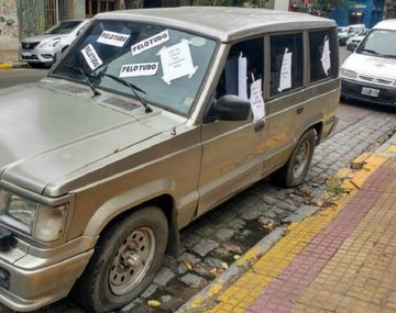 El auto quedó intervenido artísticamente por un vecino muy molesto