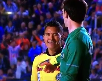 El saludo de Guerrero al argentino tras su gran intervención