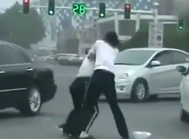 Dos policías chinas se pelean en el medio de la calle