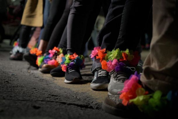Mujeres se colocan tobilleras de colores frente a la casa de Cristina Kirchner: Nos la ponemos todas