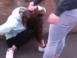 pelea brutal: la arrastro agarrandola del pelo y le pego una patada en la cara