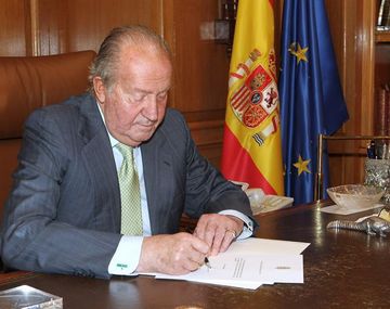 Abdica el rey de España Juan Carlos en favor de su hijo