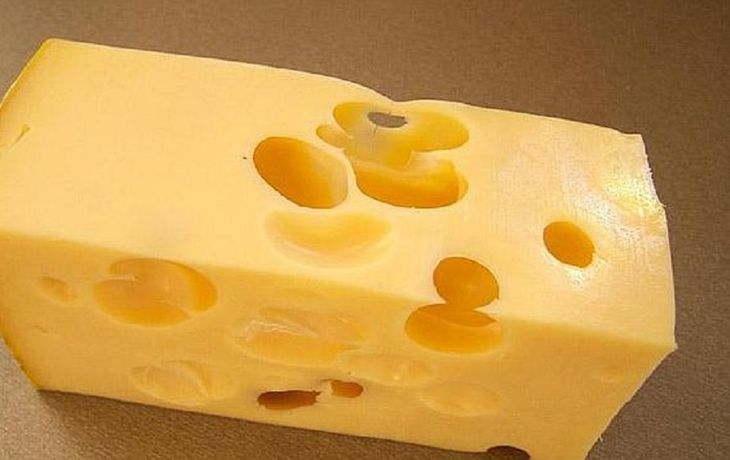 Develan el misterio de la formación de los agujeros en el queso