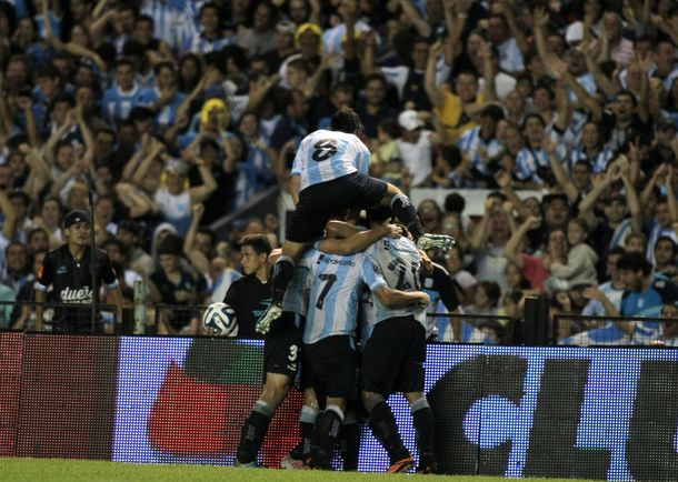 Racing goleó a Colón como local y su gente se ilusiona