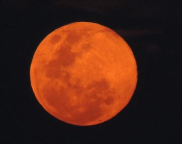 El espectáculo del eclipse total: la luna se volvió roja